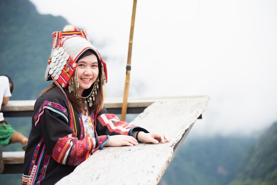 Mujer China con ropa ancestral en una barca